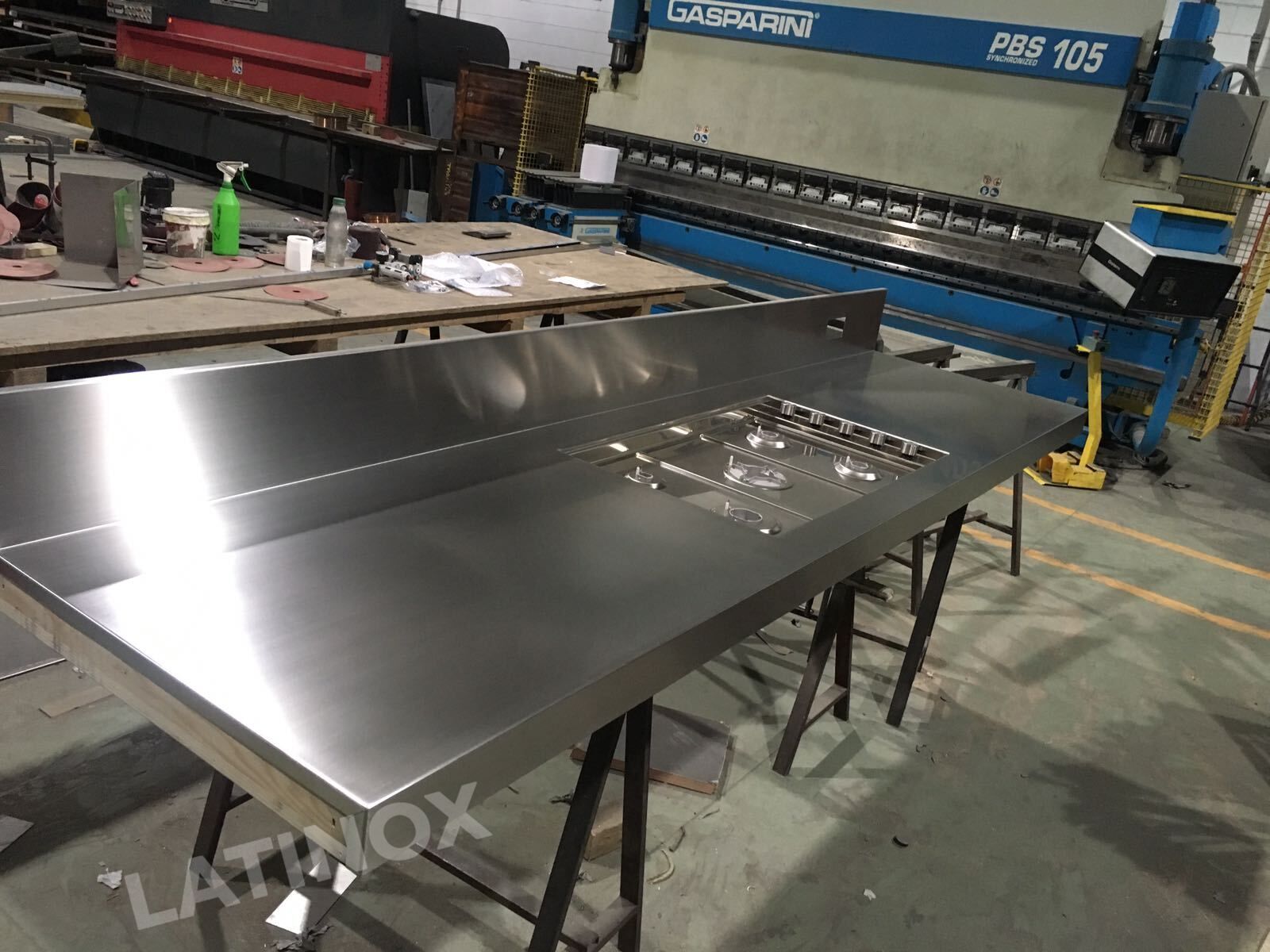 Piano di lavoro in acciaio inox con lavelli, mobili in legno.