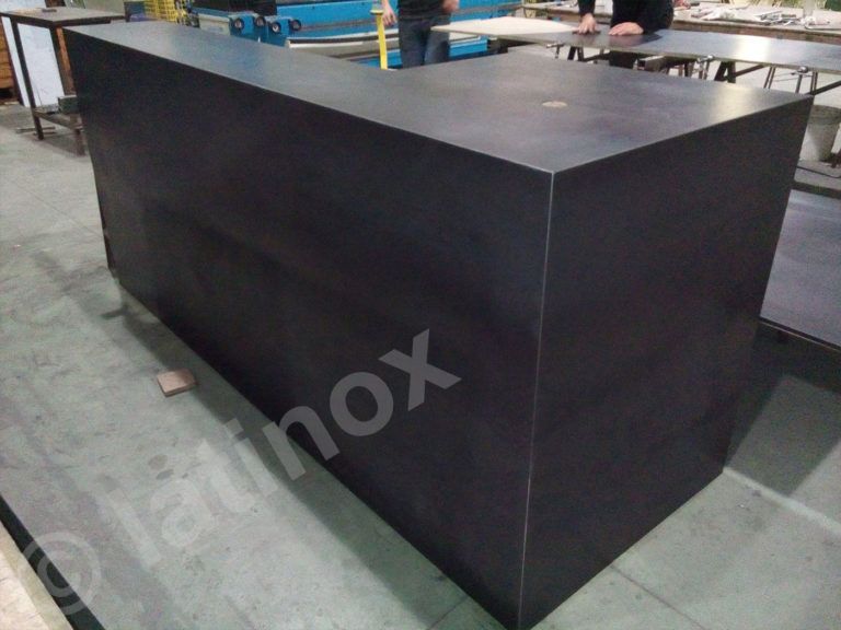 Bancone da bar rettangolare e scuro in un'officina. Ambiente industriale.