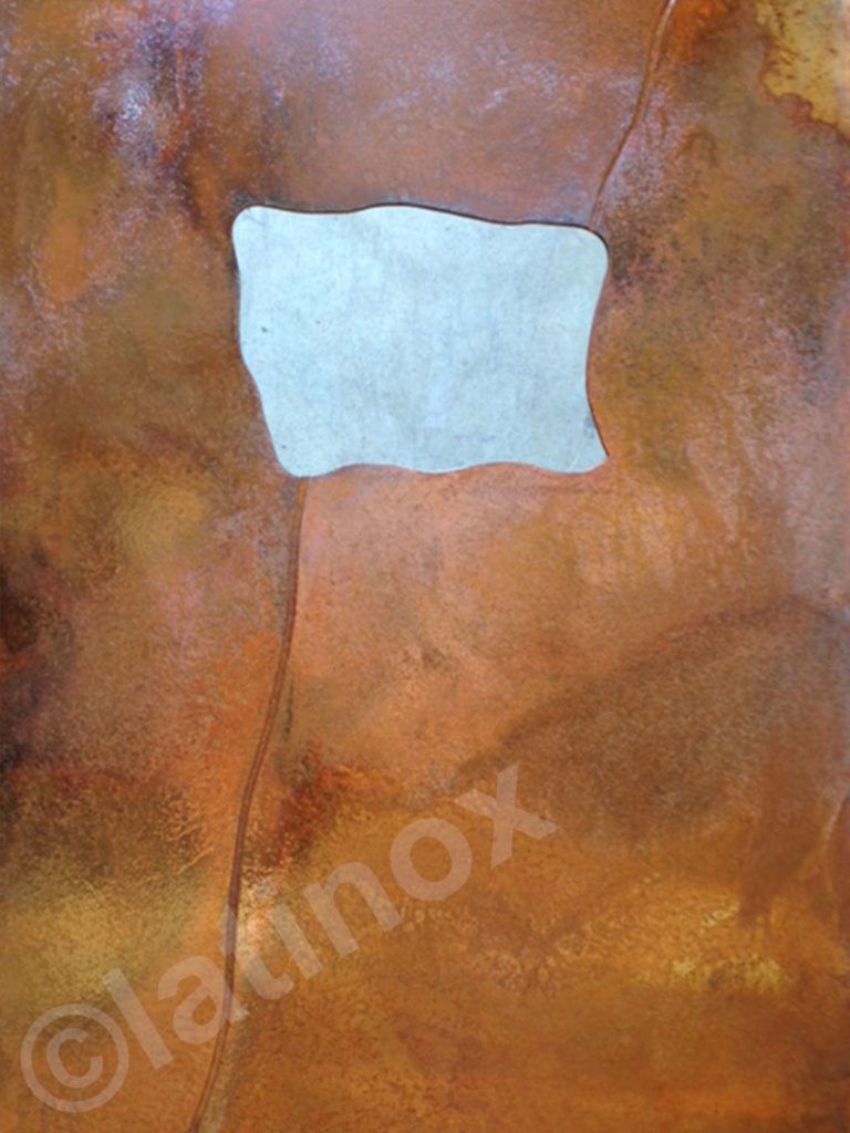 Sfondo color rame con al centro un rettangolo irregolare di colore chiaro.