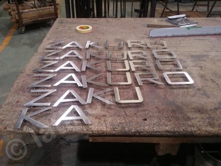 Lettere di metallo che compongono la scritta