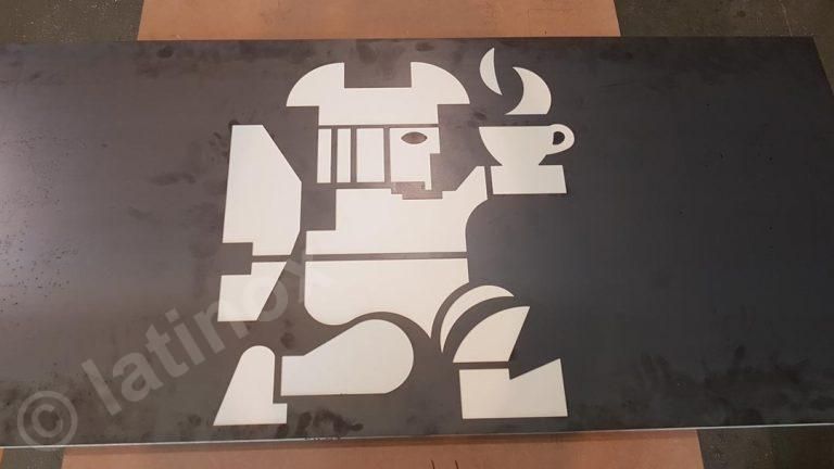 Insegna in metallo con sagoma bianca di un cavaliere che tiene una tazza di caffè, su sfondo grigio scuro.