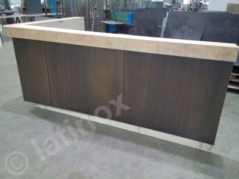 Bancone a L con pannelli marrone scuro, piano di lavoro chiaro e base chiara, in un ambiente da laboratorio.