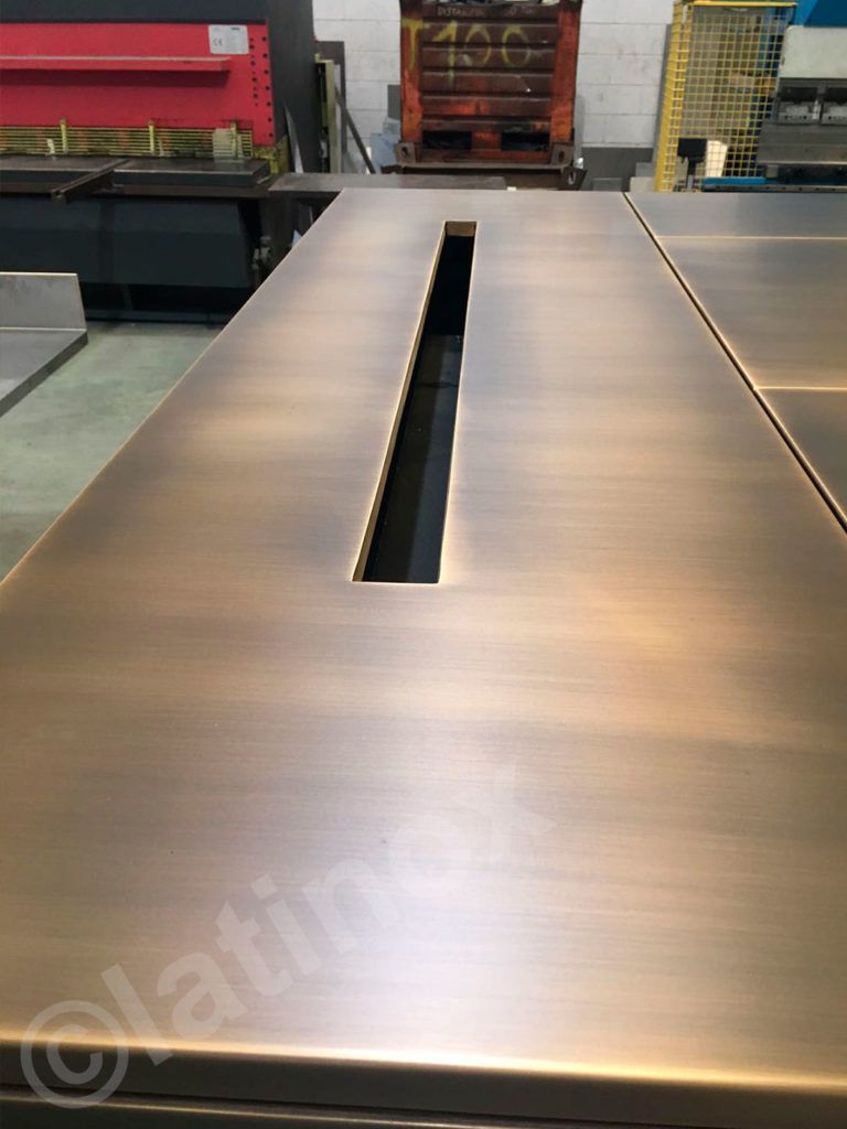 Piano di lavoro in metallo color bronzo con un ritaglio lungo e stretto, probabilmente per gli elettrodomestici.