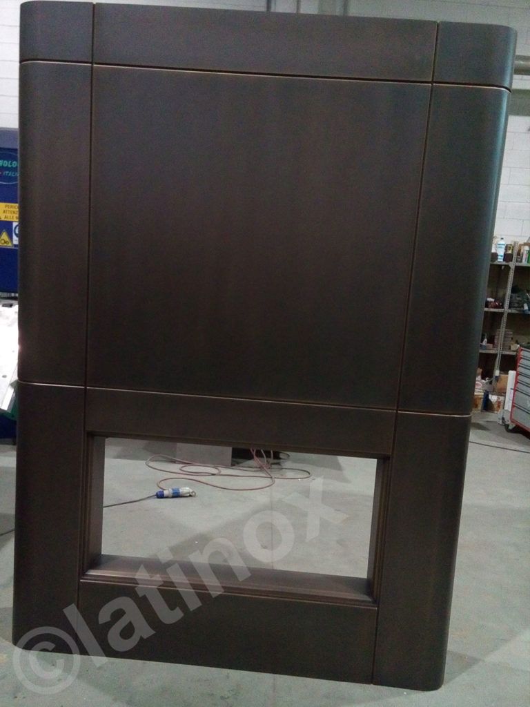 Recinto esterno rettangolare, marrone scuro, con apertura quadrata.