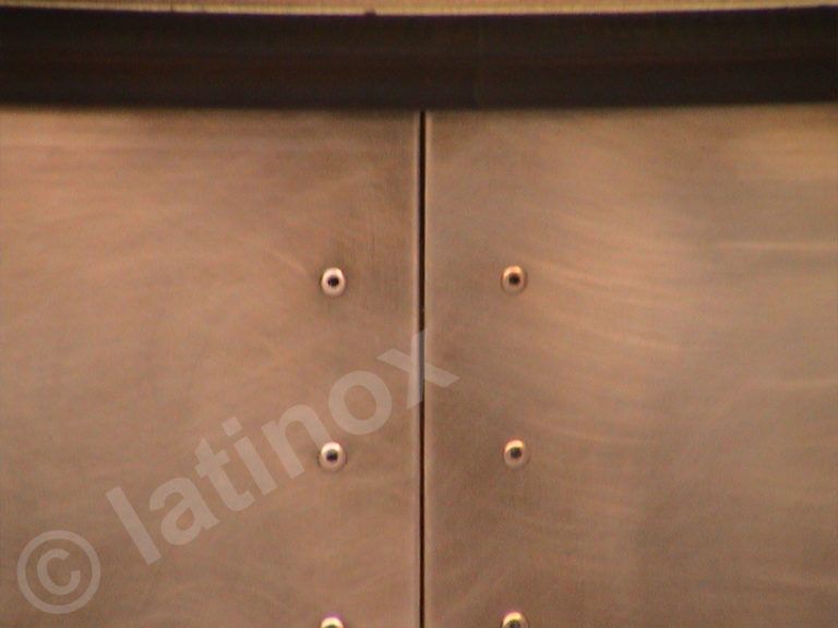 Due pannelli metallici in bronzo uniti verticalmente tramite rivetti.