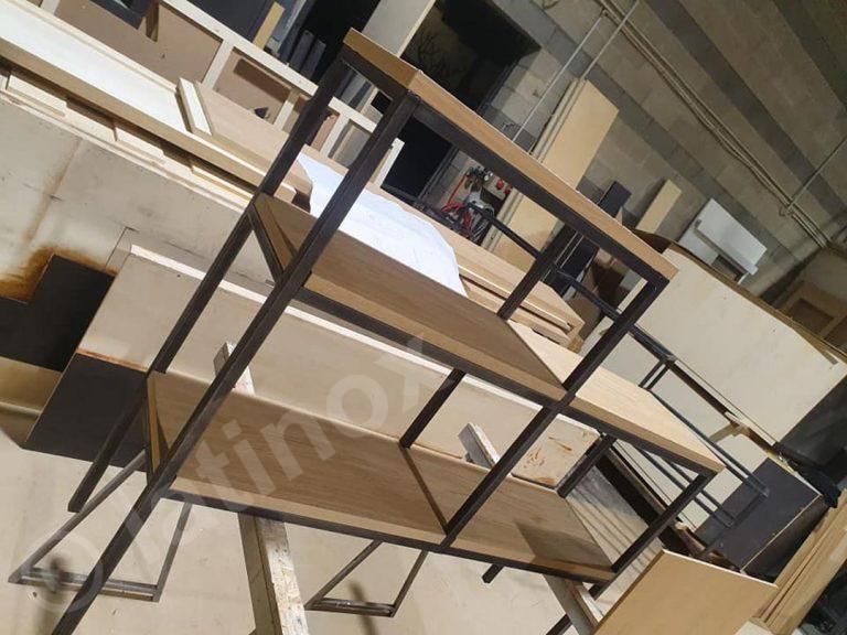 Scaffalatura con struttura in metallo e ripiani in legno, in un ambiente da laboratorio.