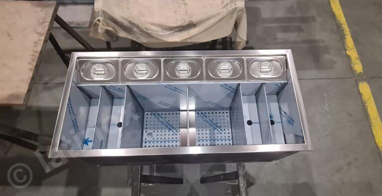 Lavello da bar in acciaio inox con cinque vaschette per il ghiaccio e scomparti divisi.