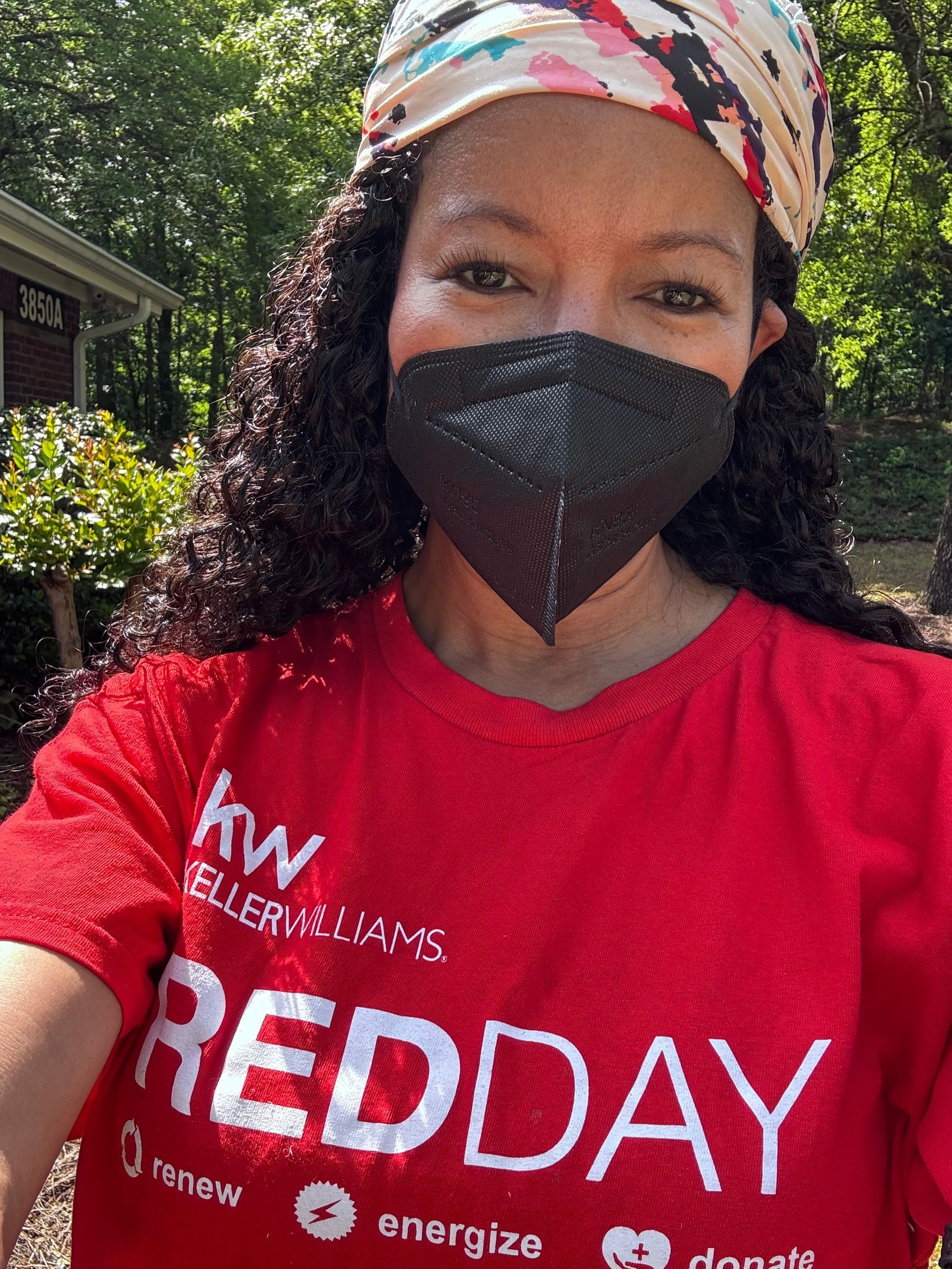 A dining room with a round table and chairs.