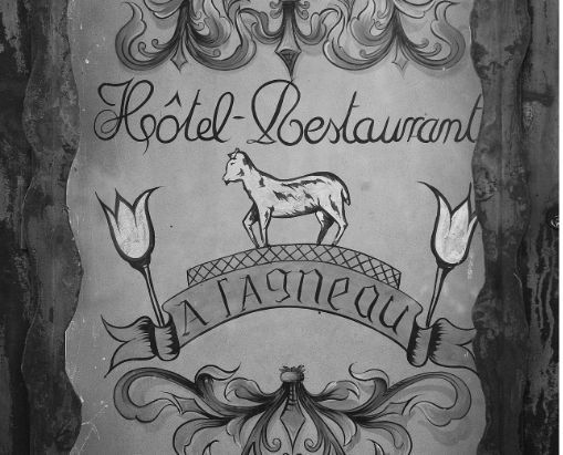 Un dessin en noir et blanc d'un mouton et les mots hôtel restaurant