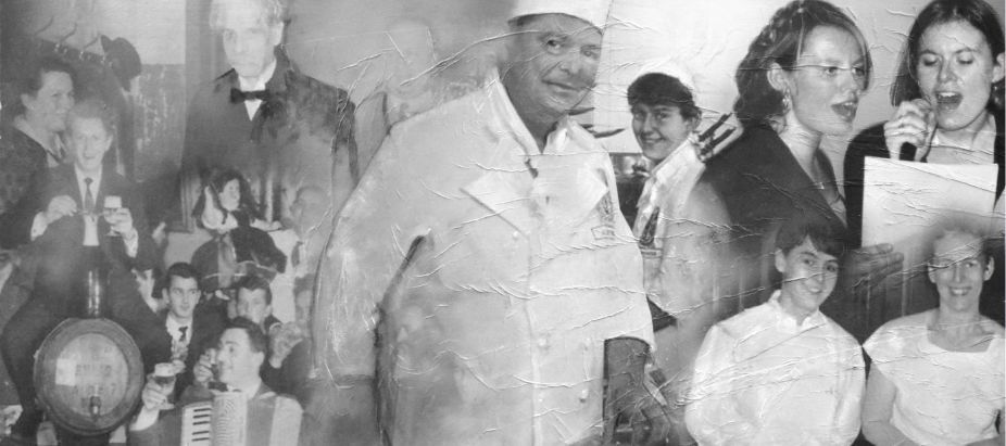Une photo en noir et blanc d'un homme portant une toque, debout devant un groupe de personnes.