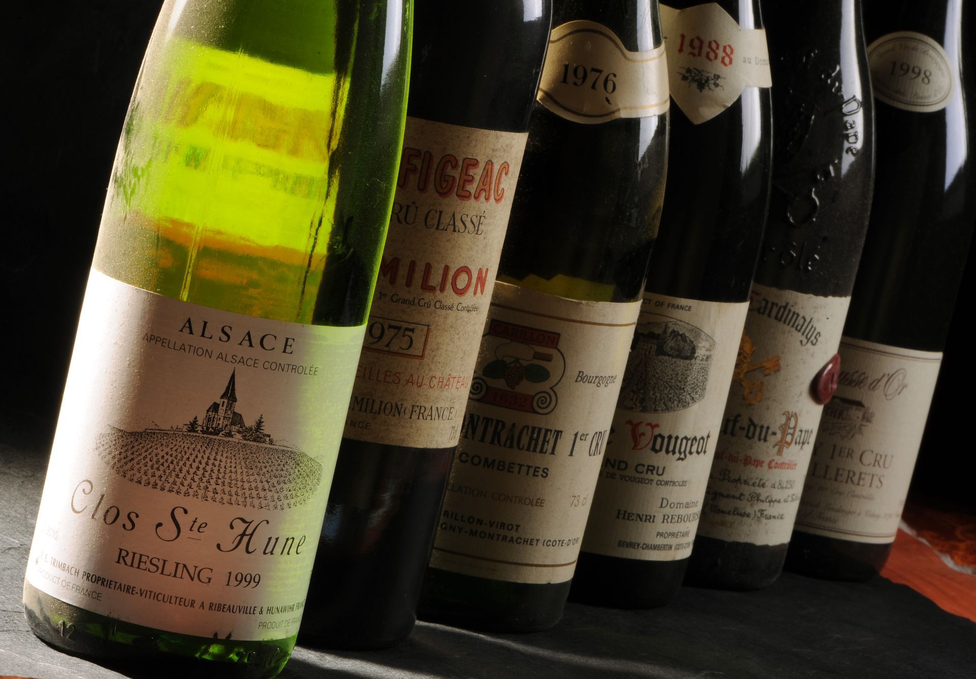 Plusieurs bouteilles de vin d'Alsace sont alignées sur une table