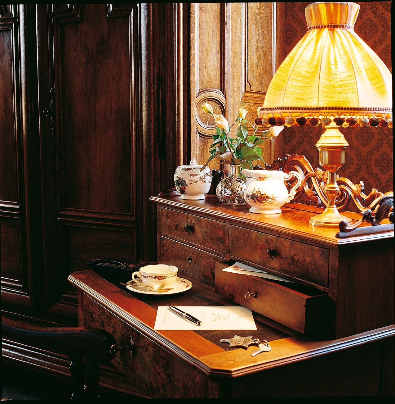 Un bureau avec une lampe et une tasse de café dessus