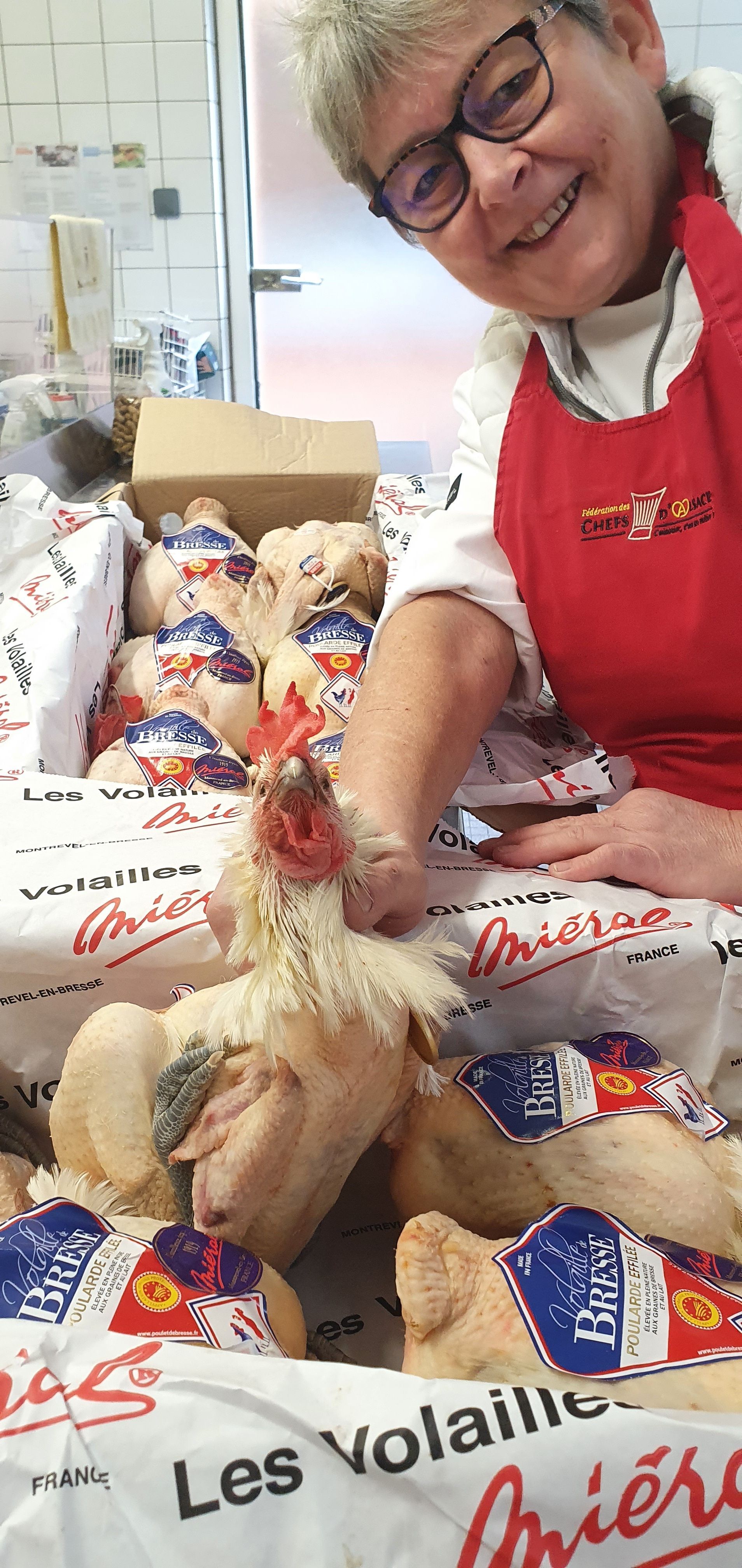 Un citron jaune est suspendu à une branche d'arbre.