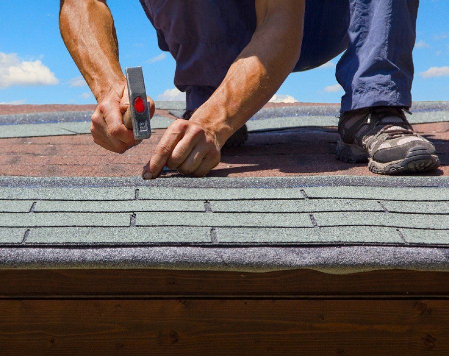 A professional roofer fixing the sidings