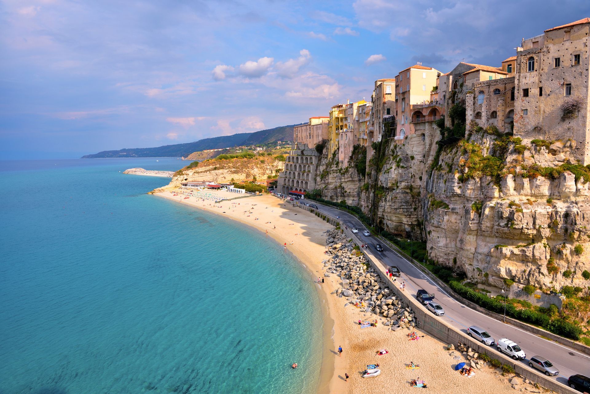 Una vista aerea di una spiaggia attraversata da una strada