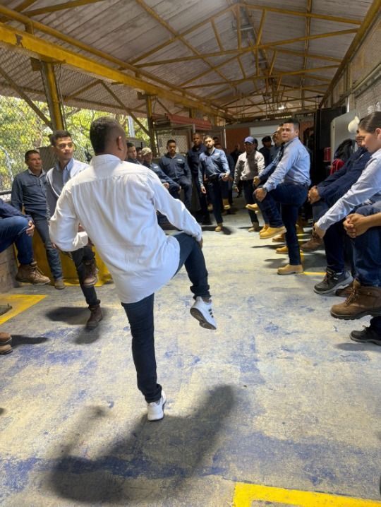 Hombres en un almacén haciendo un ejercicio