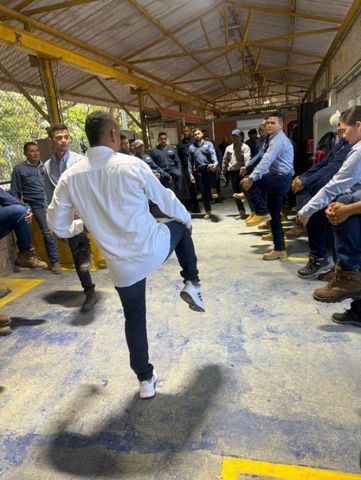 Hombres en un almacén haciendo un ejercicio