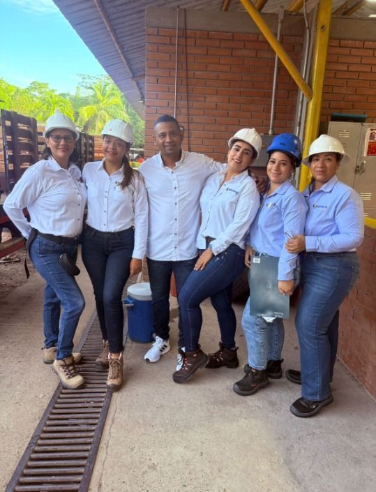 Grupo de personas con cascos y ropa de trabajo