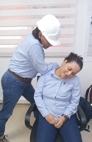 Mujer con casco sosteniendo el cuello de otra mujer,