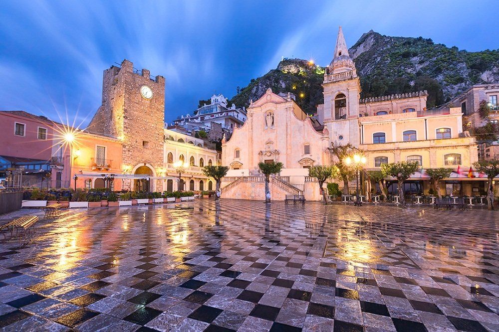 piazza ix aprile a taormina