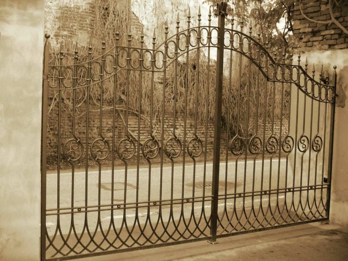cancello in ferro bazttuto