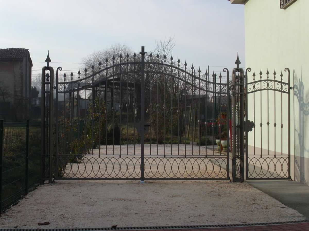 cancello in ferro bazttuto