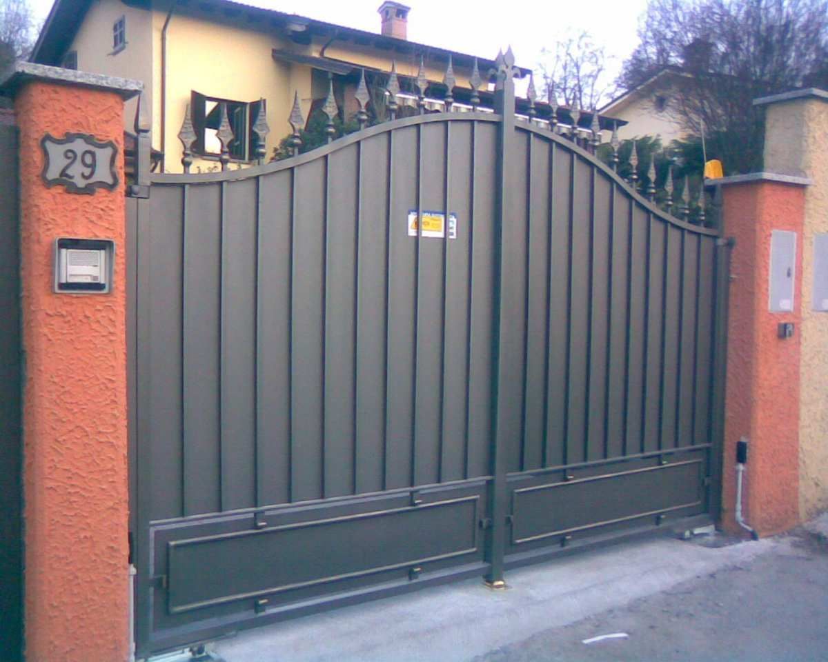 cancello in ferro bazttuto