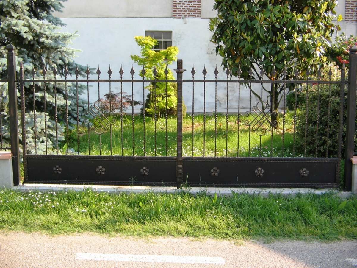 cancello in ferro bazttuto
