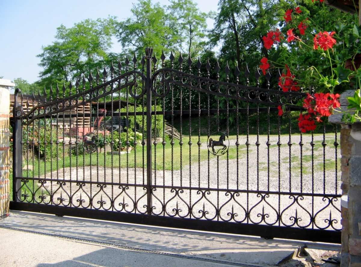 cancello in ferro bazttuto