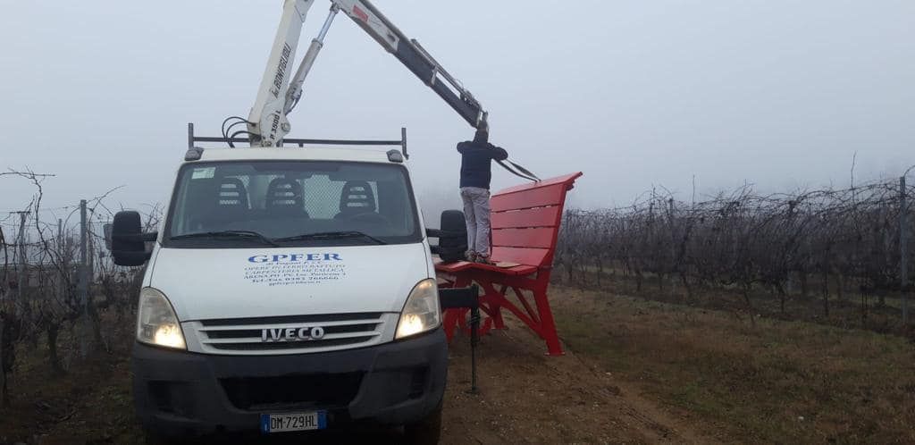 posa panchina gigante