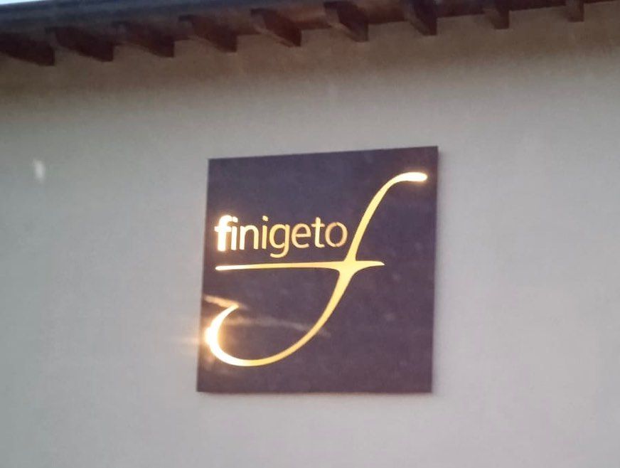 insegna luminosa in metallo