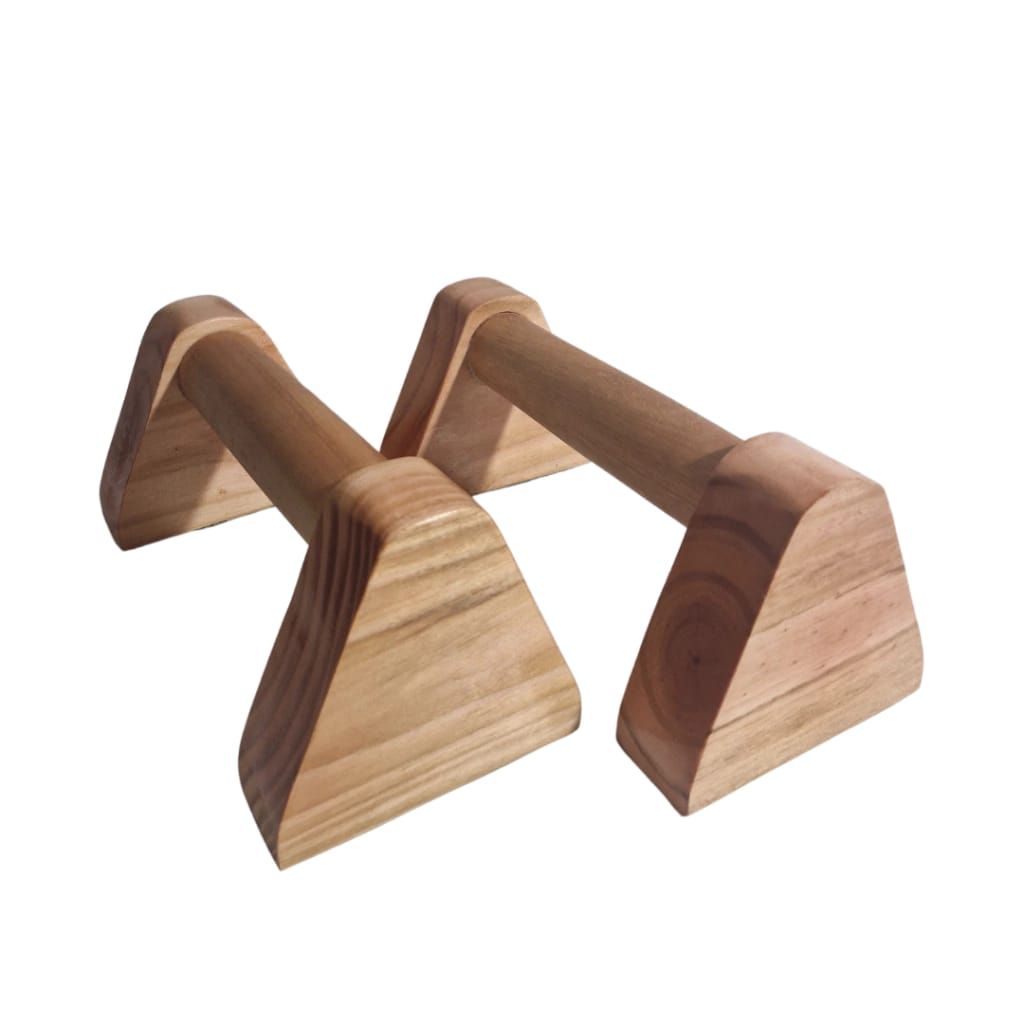 Dos paralelas de madera para calistenia, con base triangular y mango redondeado.