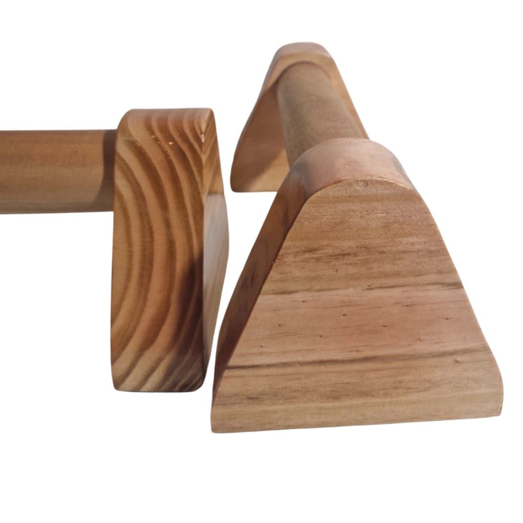Paralelas de madera para ejercicio, de color marrón claro, soportes en ángulo con empuñaduras cilíndricas.