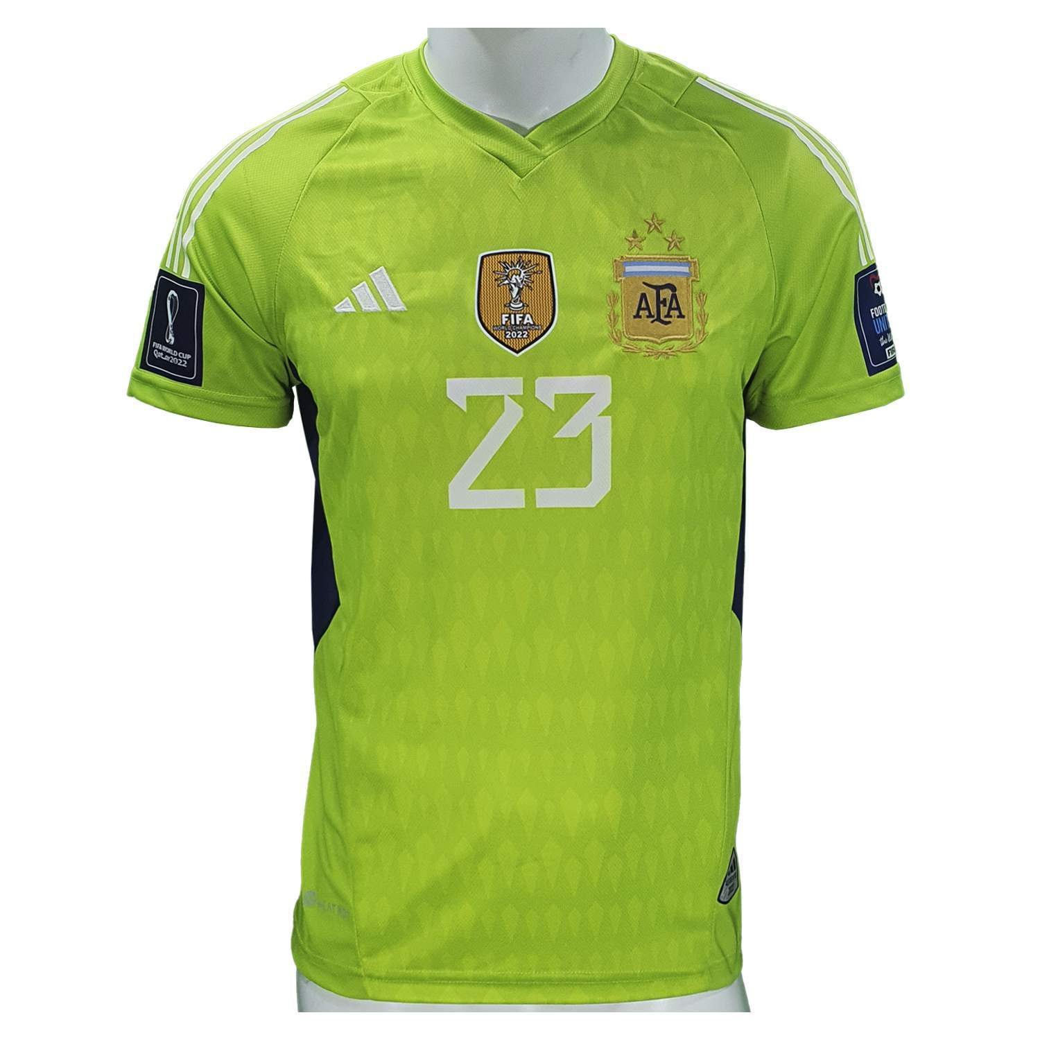 Camiseta de fútbol de Argentina, verde neón con el número 23, el logotipo de Adidas y el escudo del equipo, probablemente un uniforme de portero.
