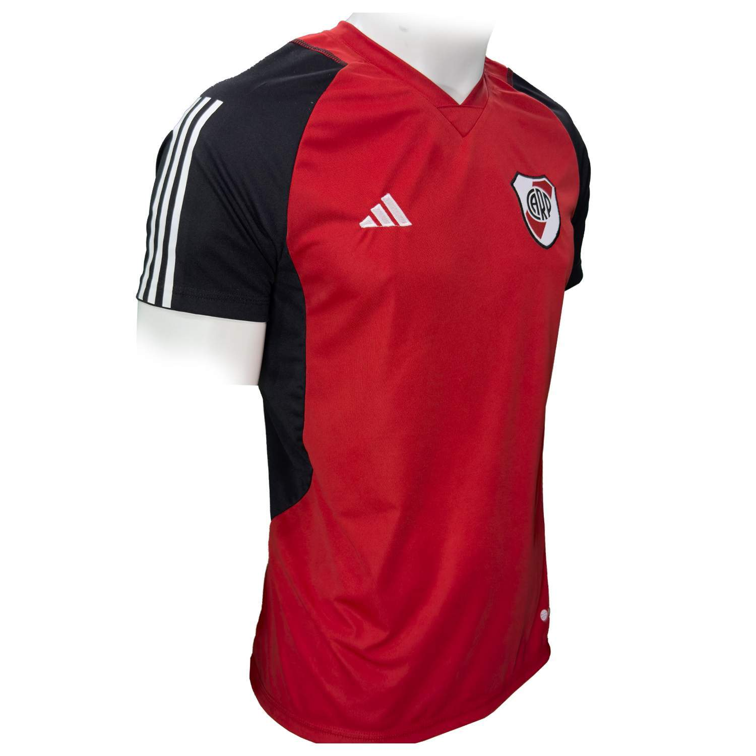Camiseta de fútbol Adidas roja y negra con rayas blancas y el escudo del equipo sobre un maniquí blanco.