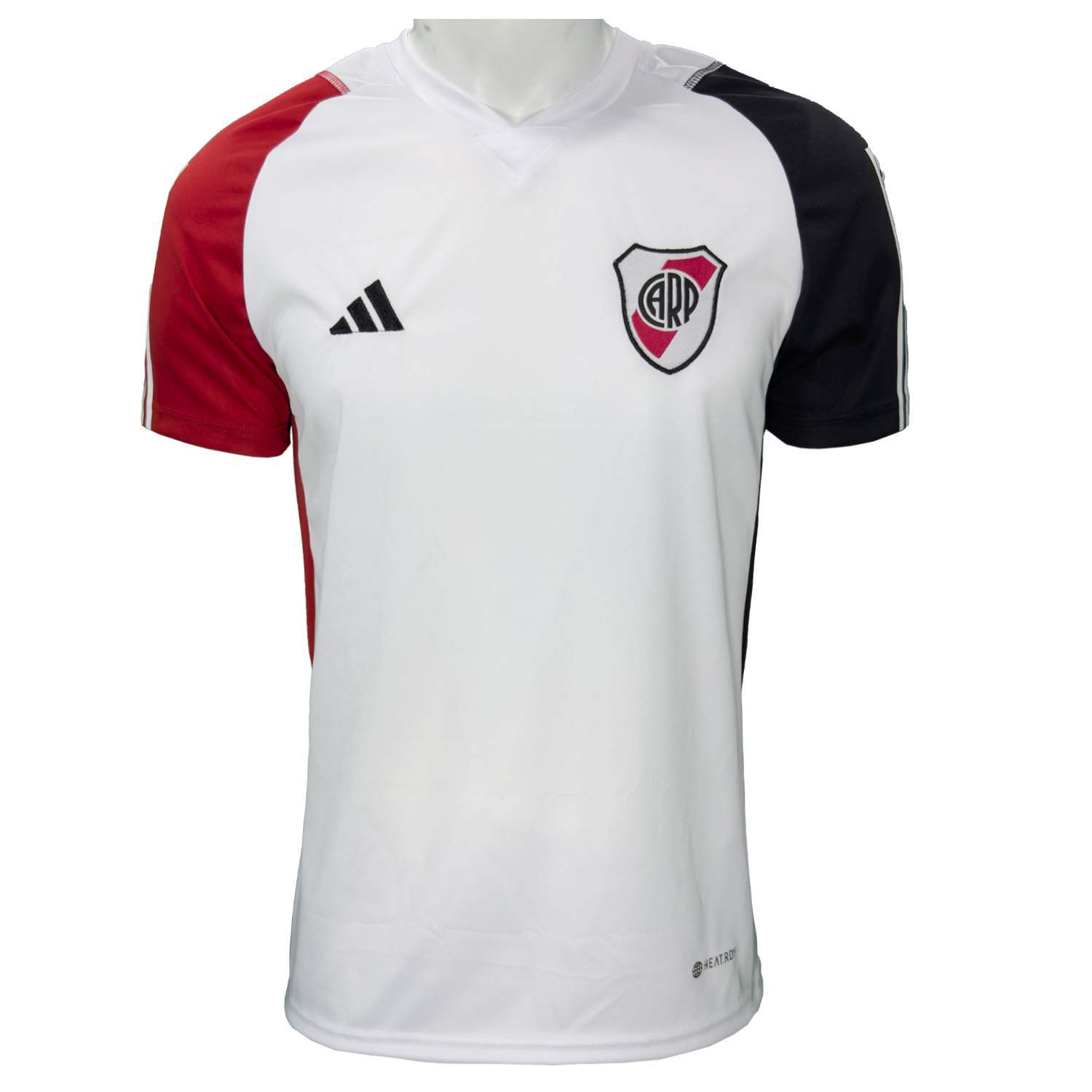 Una camiseta de fútbol blanca con mangas rojas y negras y un escudo del equipo en el pecho.