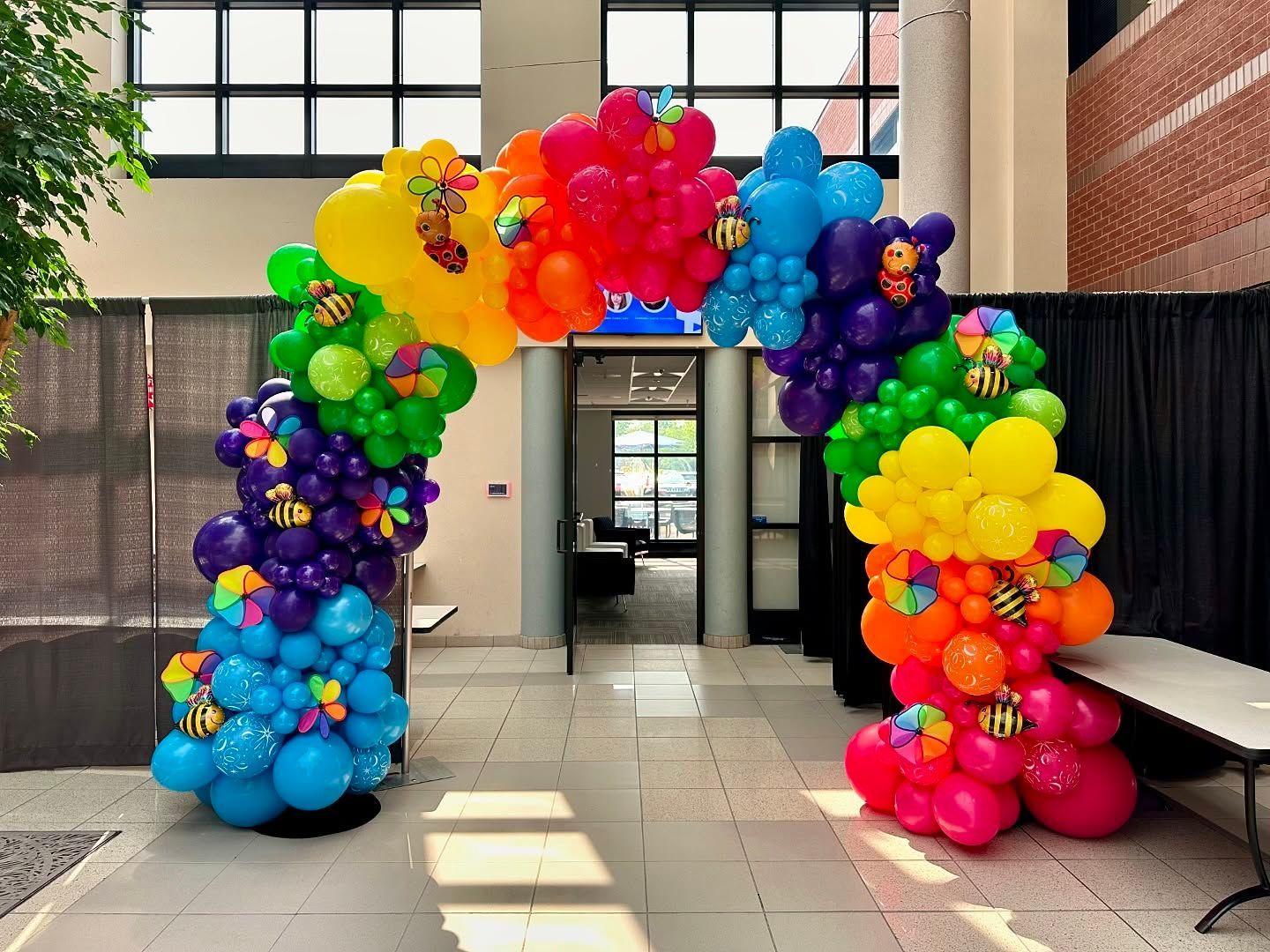 School spirit balloon arch at Fort Worth ISD