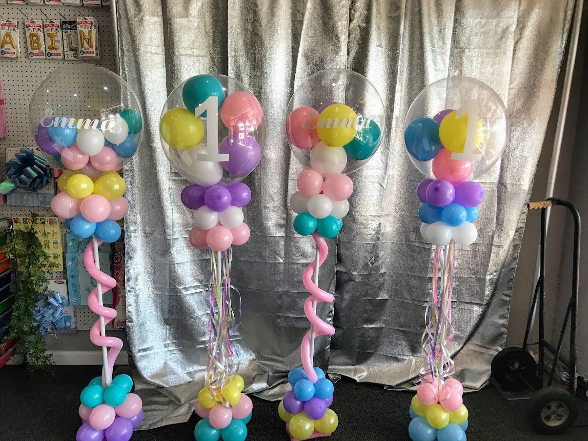 A group of balloons sitting on top of each other in a room.