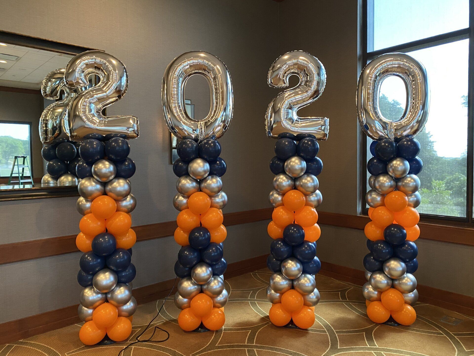 Three columns of balloons with the numbers 2020 on them