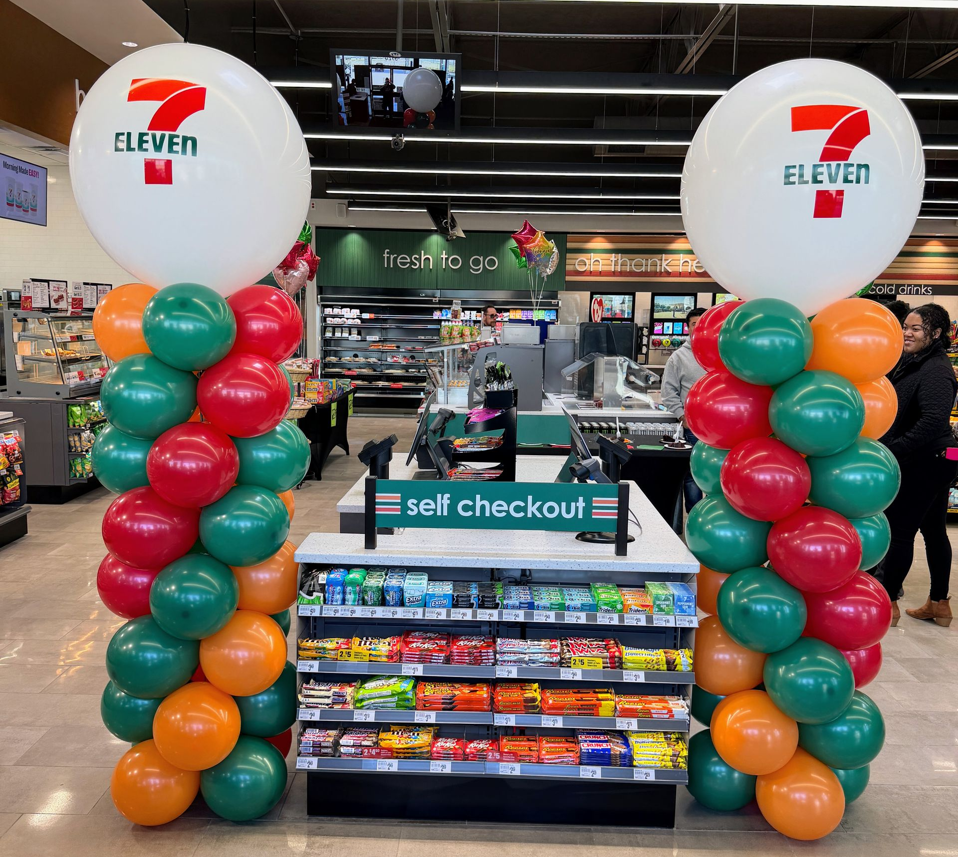 Balloon columns for business event with branded colors at 7 Eleven in Fort Worth Texas
