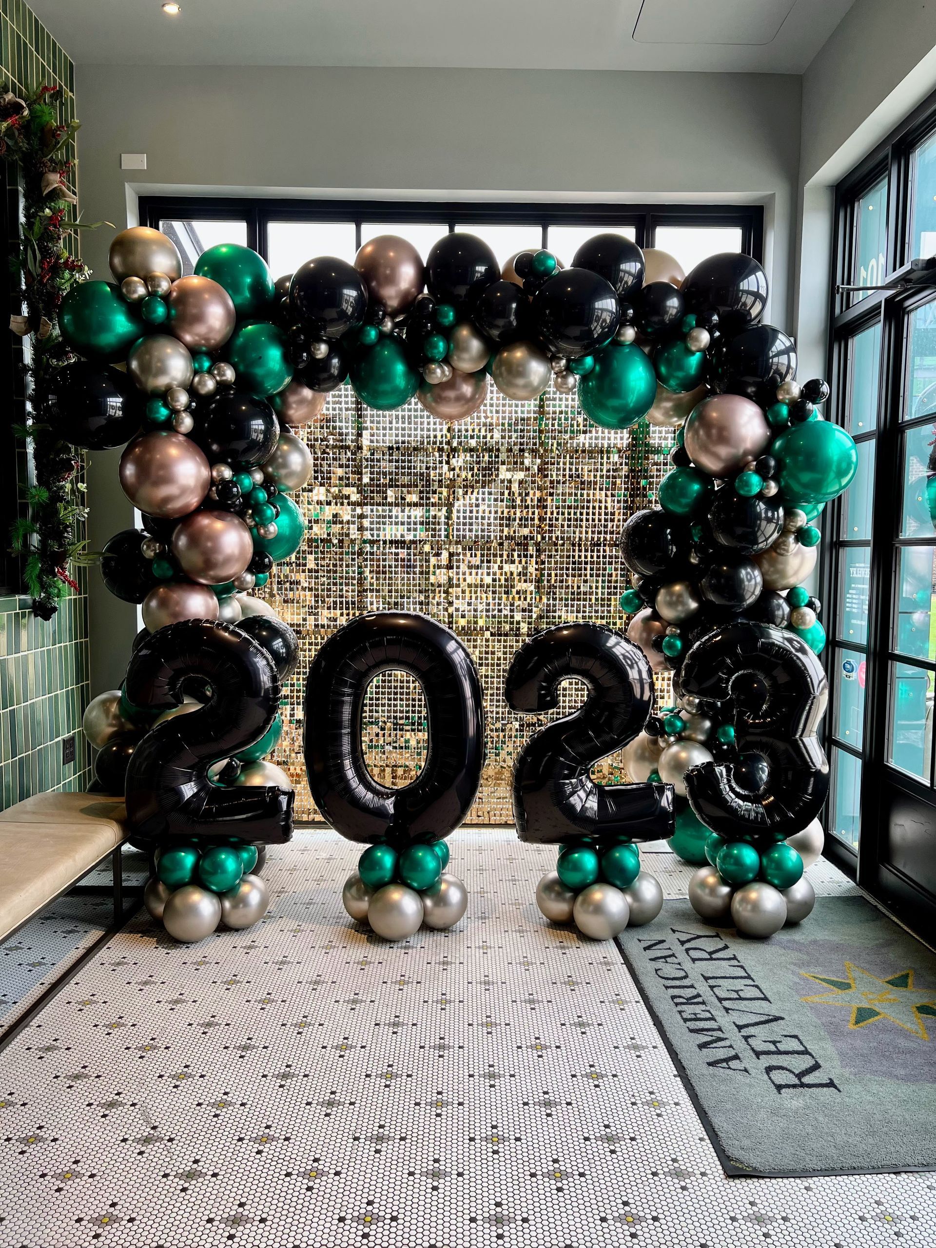 A room filled with balloons and a sign that says `` happy new year ''.