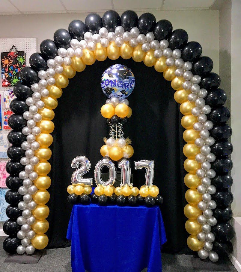A table decorated with balloons and the year 2017