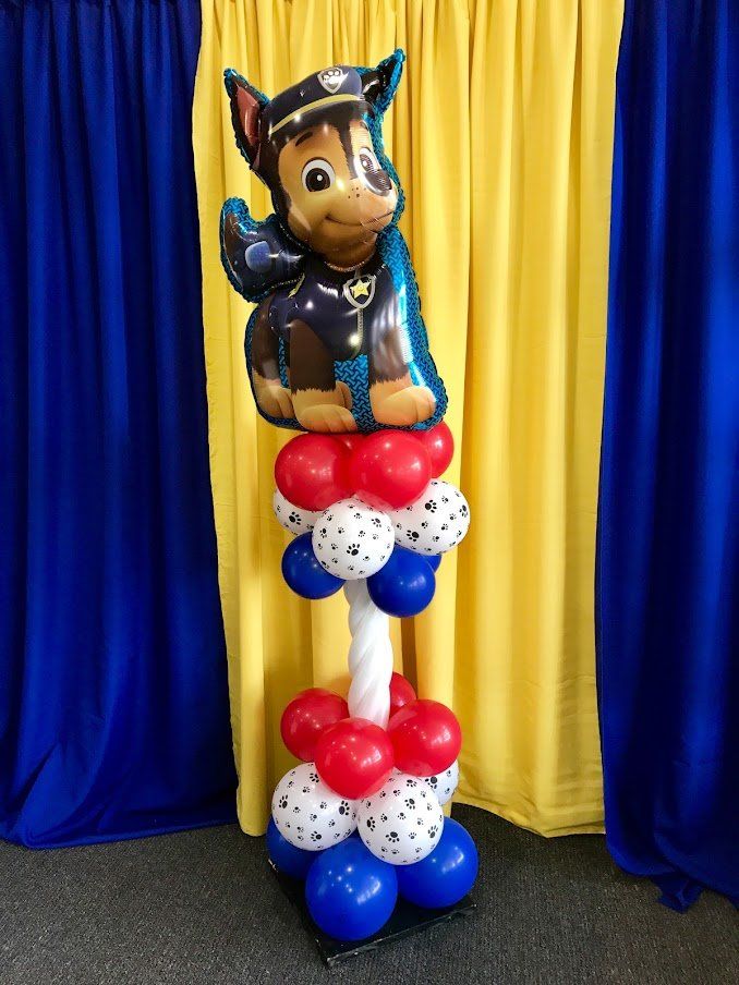 A balloon tower with a chase balloon on top