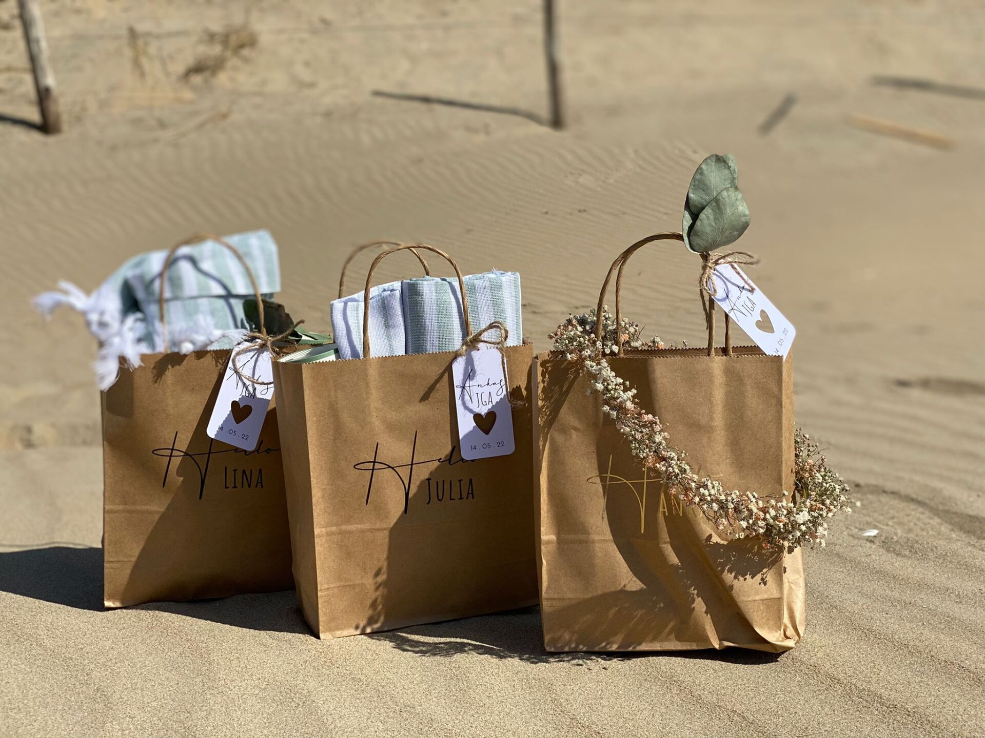 Kraftpapier Tüten mit Hello & unterschiedlichen Namen in Gold & Schwarz