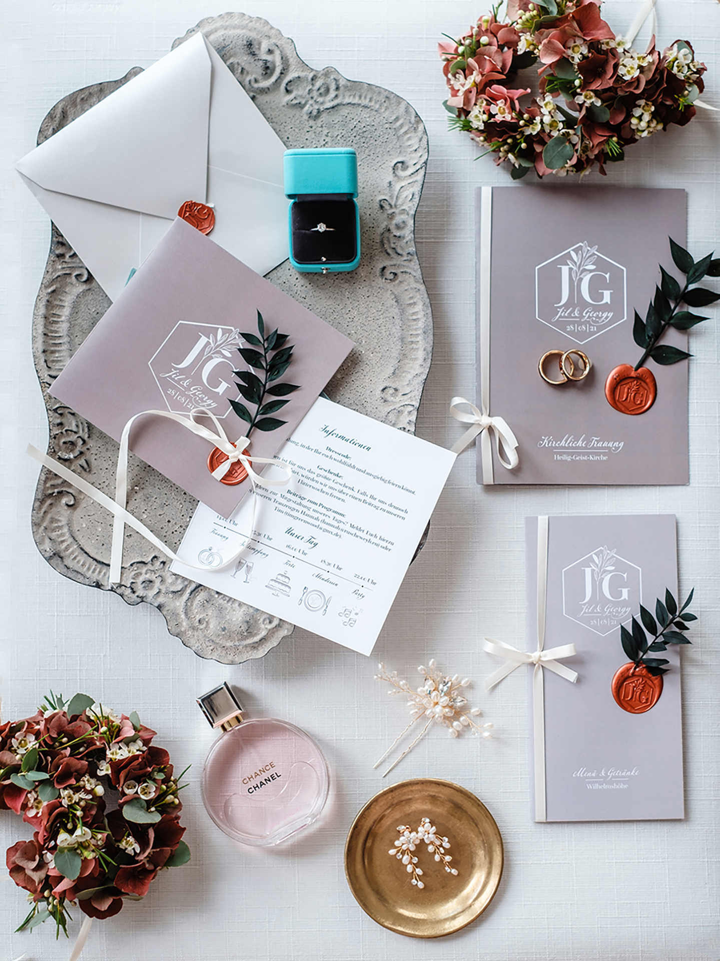 Flatlay Papeterie Hochzeit, Taupe mit Hochzeitslogo & personalisertem Siegel, Einladung Hochzeit, Menükarte, Kirchenheft