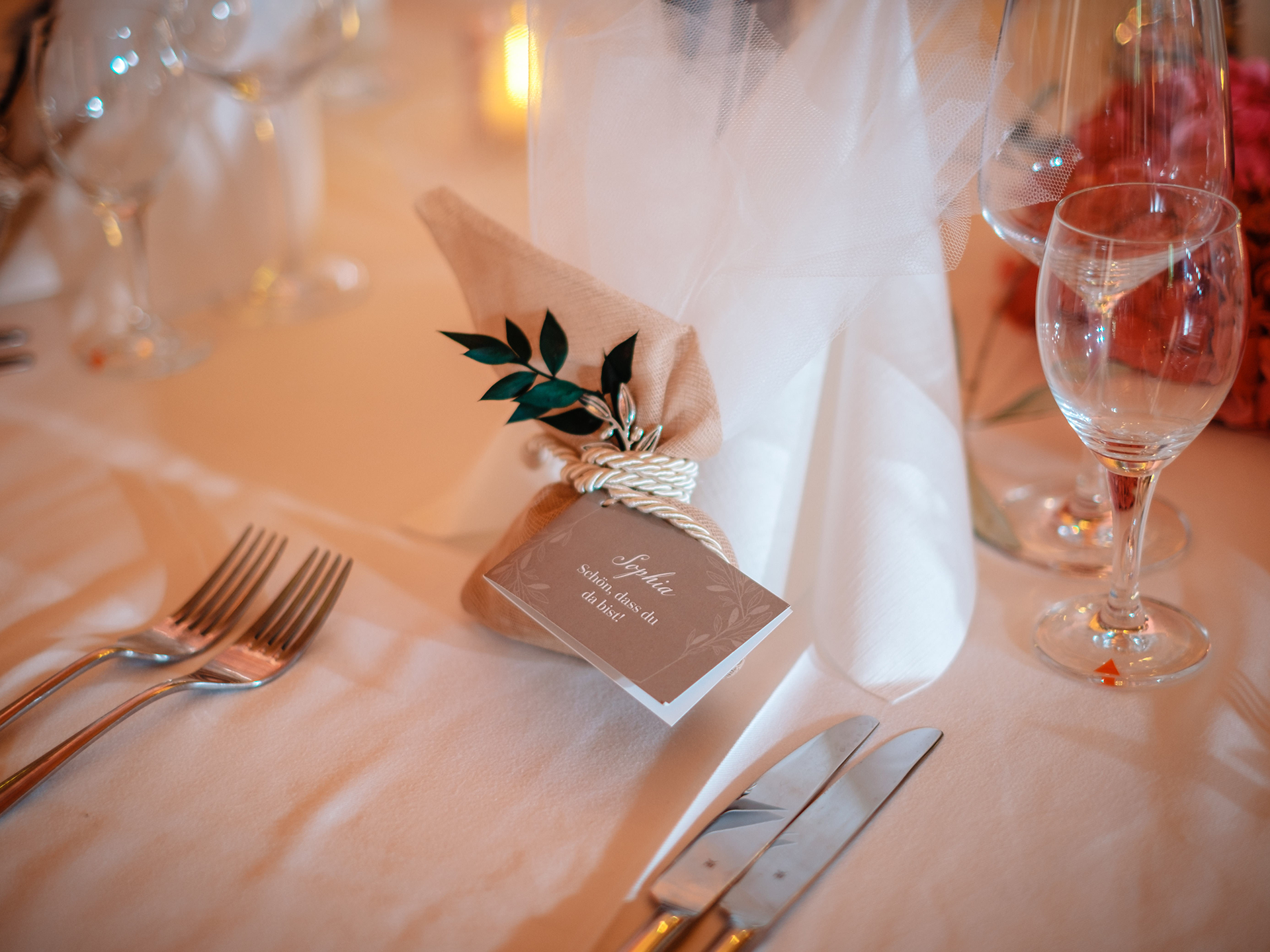 Gastgeschenk Hochzeit, daran eine kleine Klappkarte als Anhänger im Hochzeitsdesign