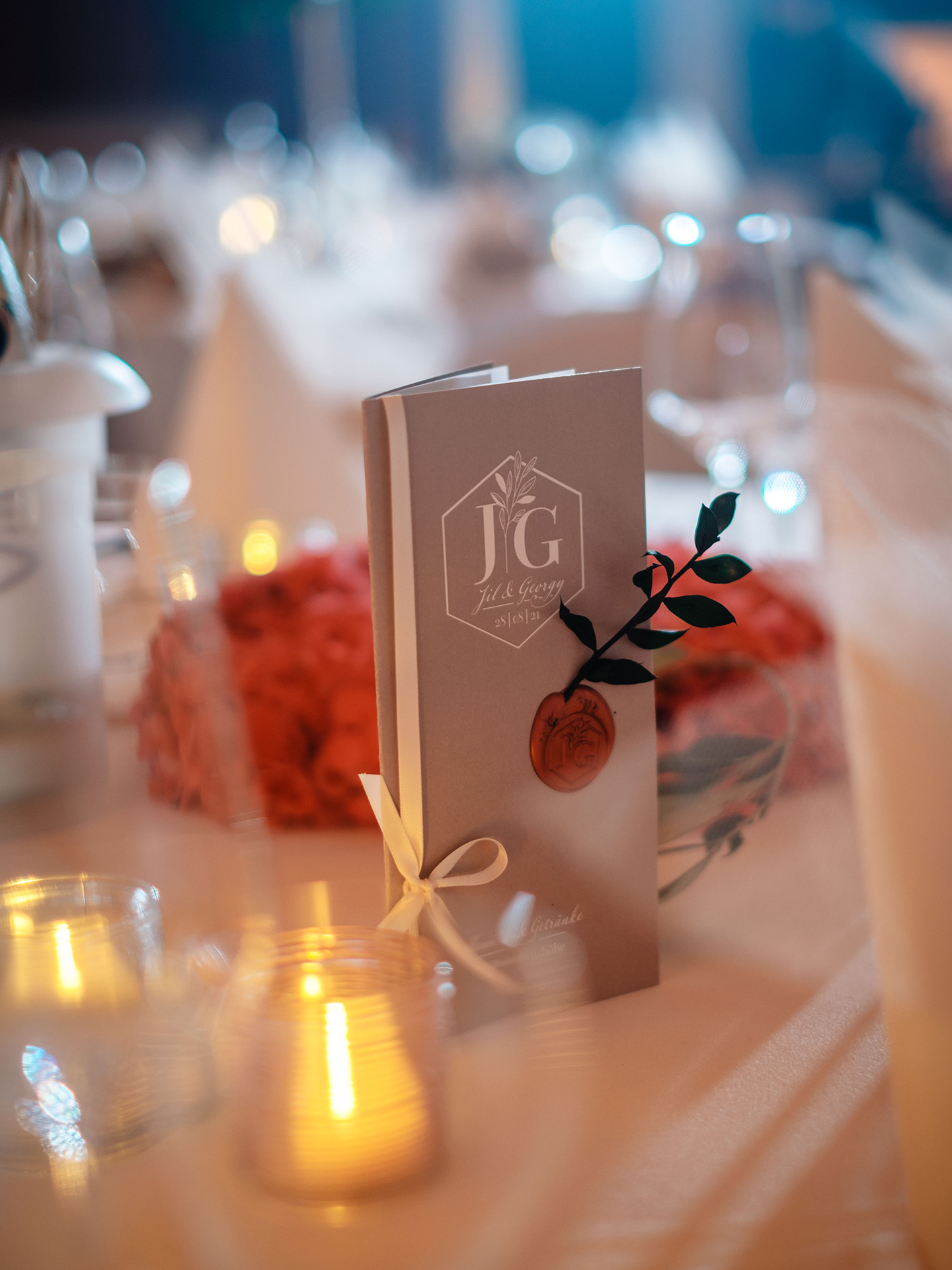 Menükarte Hochzeit, taupe mit weißem Hochzeitslog, Seidenband und personalisiertem Siegel