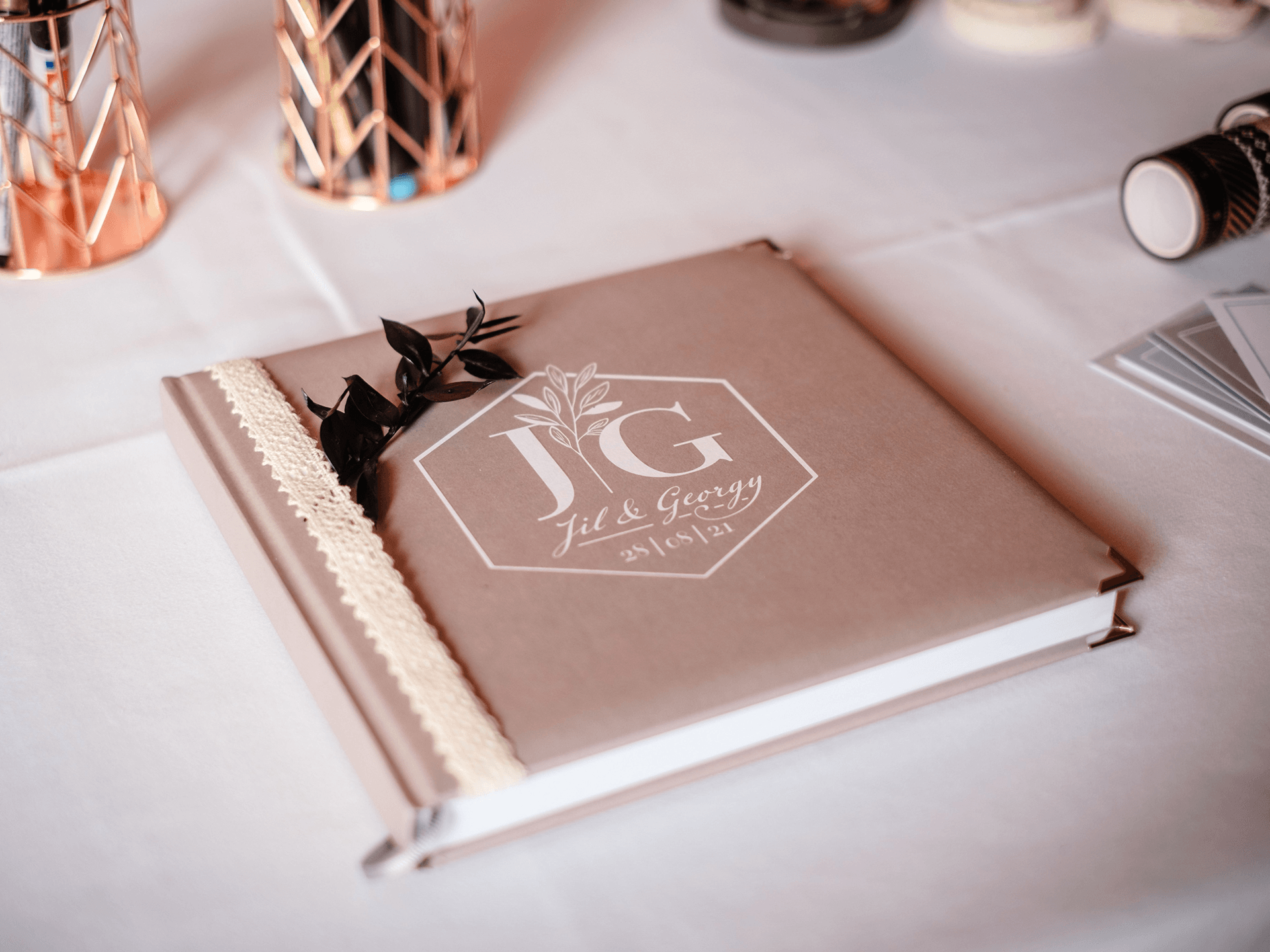 Gästebuch Hochzeit, Taupe mit individuellem Hochzeitslogo