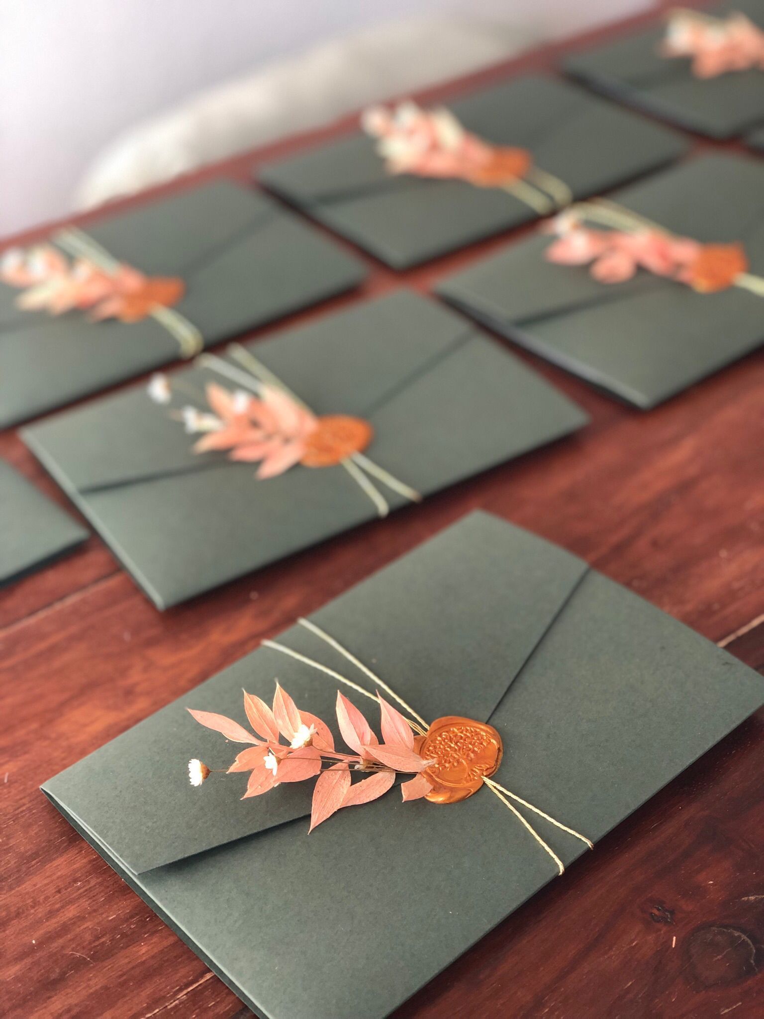 Einladung Hochzeit, dunkelgrüner Umschlag mit goldenem Siegel und Trockenblumen