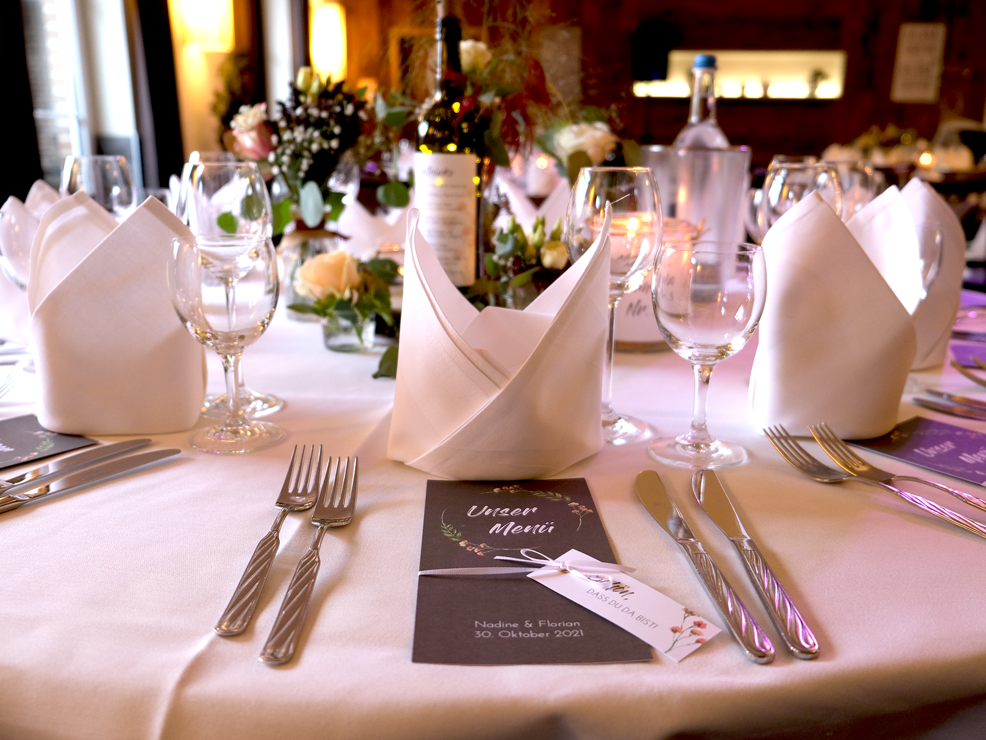 Menükarte Hochzeit auf gedecktem Tisch mit kleinem Anhänger
